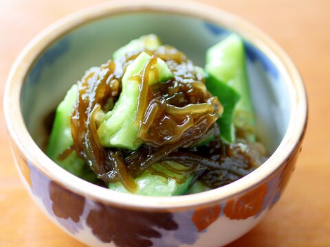 簡単！居酒屋つまみ♪たたきキュウリとモズクの酢の物